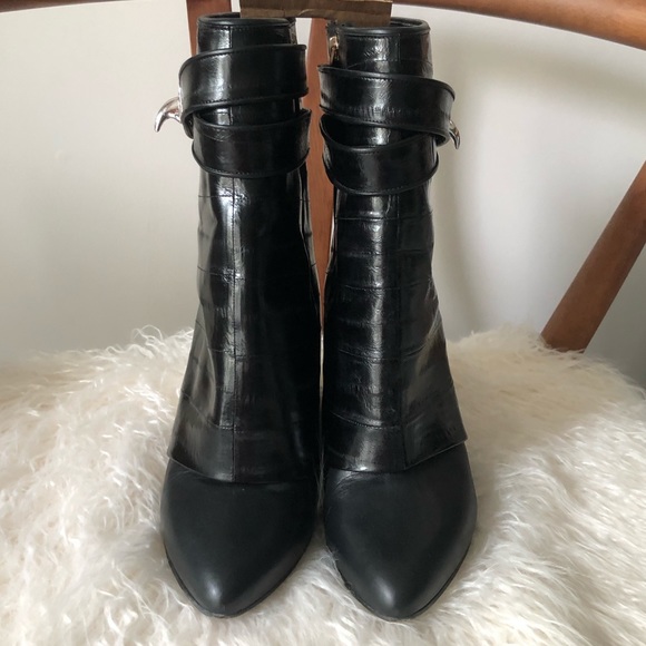 SOLD💥 GIVENCHY Eel Shark Lock Boots 38 - Picture 4 of 8